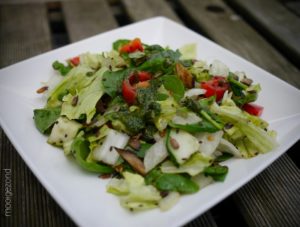 salade, basilicum, zonnebloempitten, pompoenpitten, ijsbergsla, dressing, paprika, komkommer