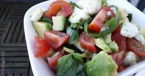 avocado, salade, basilicum, cherry tomaat, vegan, lactosevrij, glurtenvrij, simpel