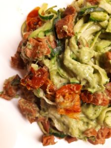 courgette, courgetti, vegetarisch, zongedroogde tomaat, pasta, groente, avocado, basilicum